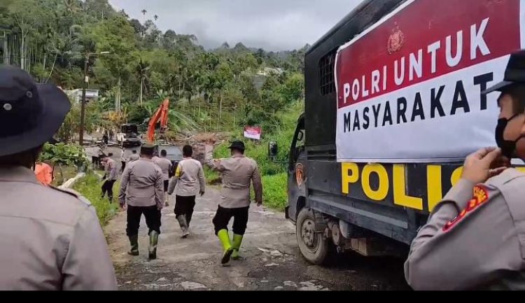 Di Tengah Lumpur dan Harapan, Polri Bersama Warga Buka Akses Jalan Kampung Setie Pascabencana