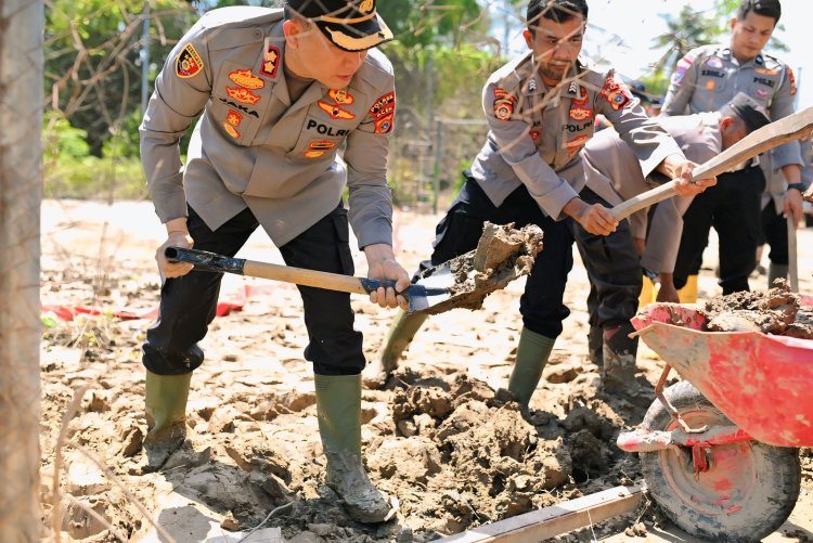 Wujud Polri untuk Masyarakat, Kapolres Pidie Turun Tangan Bersihkan Lapangan Voli Terdampak Banjir