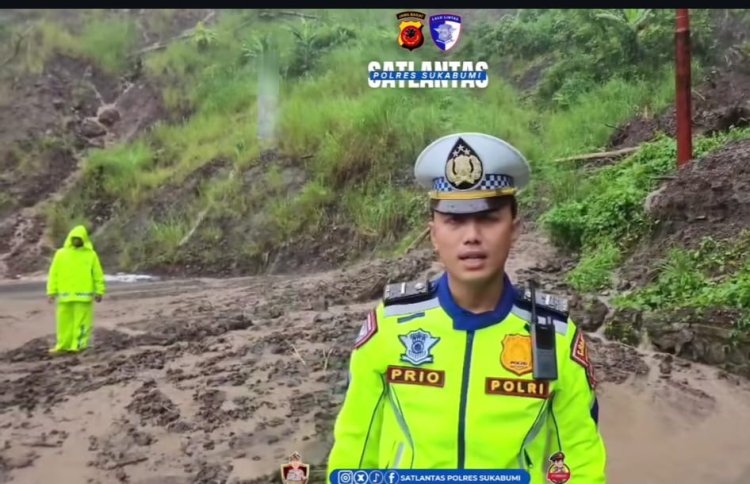 ‎Polantas Polres Sukabumi Evakuasi dan Atur Lalu Lintas Pasca Tanah Longsor di Kampung Cimapag