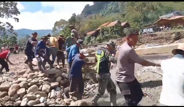 Tak Kenal Hari Libur, Polri Bersama Warga Bangun Jembatan Darurat Pascabencana di Aceh Tengah