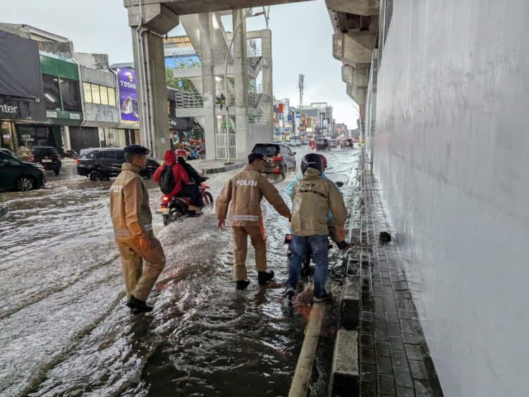 Brimob Metro Jaya Tanggap Dengan Ikhlas Bantu Warga Saat Banjir