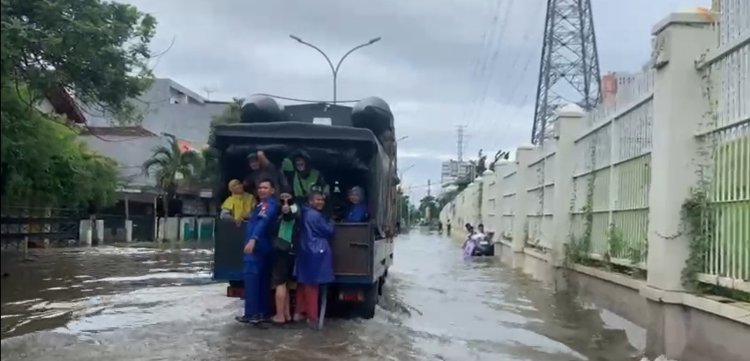Antisipasi Banjir, Ditpolairud Polda Metro Jaya Patroli SAR di Pluit