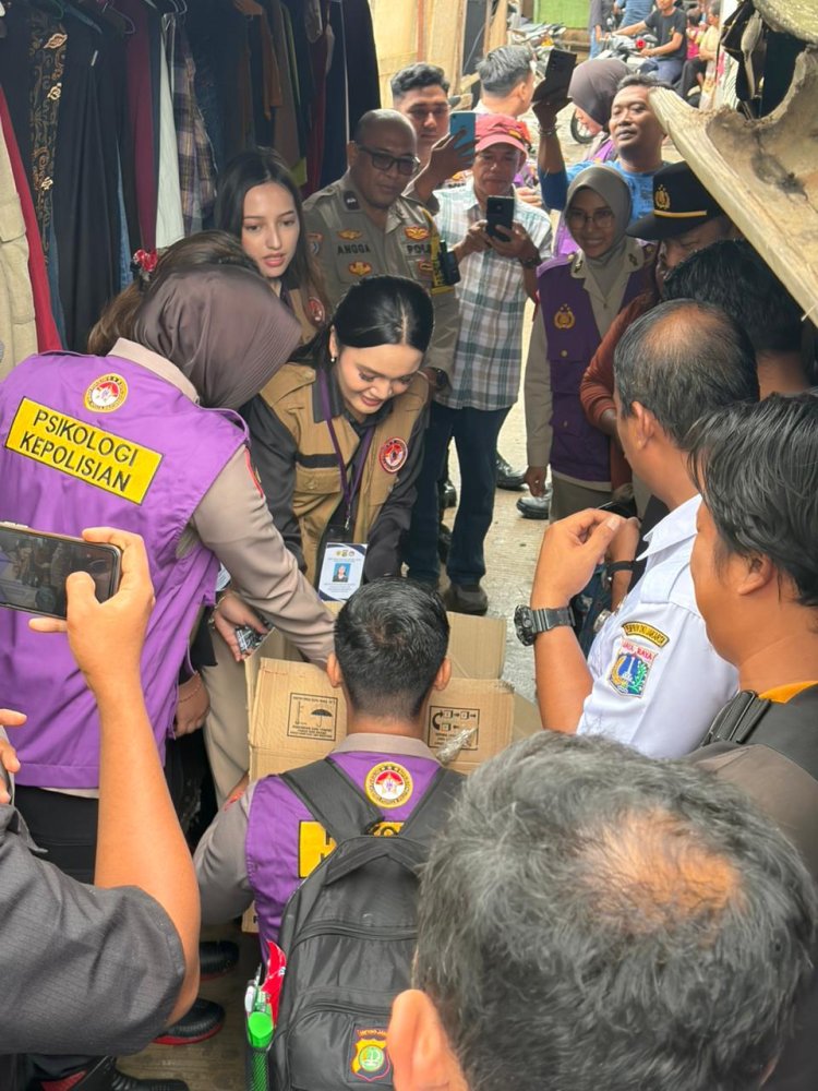 Tim Trauma Healing Polri Bersama Relawan UI Hadir Bersama Warga Pascabanjir di Cilincing