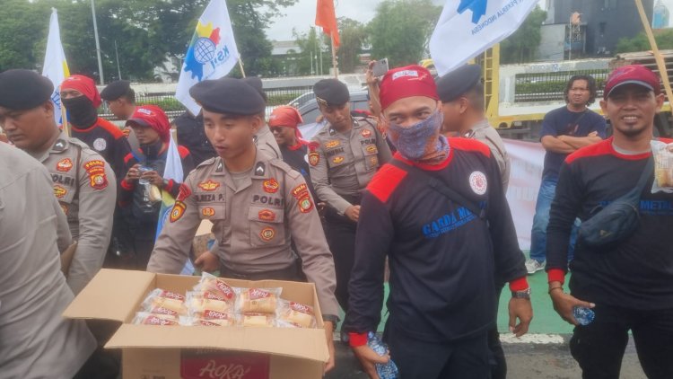 Bagikan Air dan Snack, Polisi Hadir Layani Massa Aksi Buruh di DPR/MPR