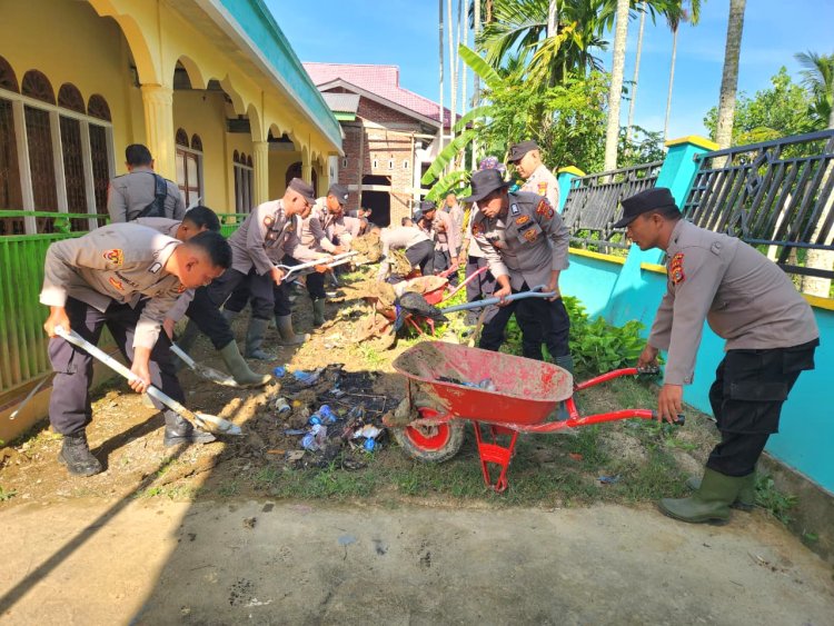 Peduli Tempat Ibadah, Polres Pidie Bersihkan Lumpur di Meunasah Kembang Tanjong
