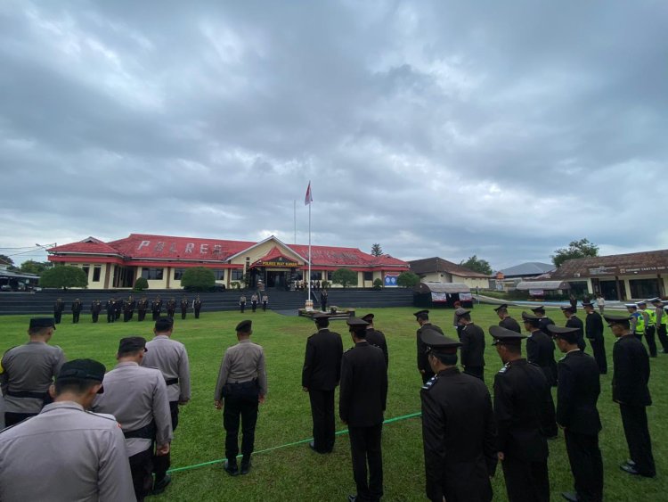 Upacara HKN Tahun 2026, Kapoles Way Kanan Berikan Penganugerahan Tanda Kehormatan Personel
