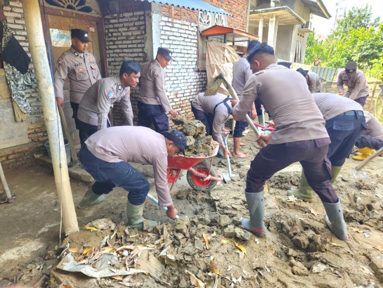 Tulus Mengabdi untuk Masyarakat, Polres Pidie Gotong Royong Bersihkan Rumah Warga