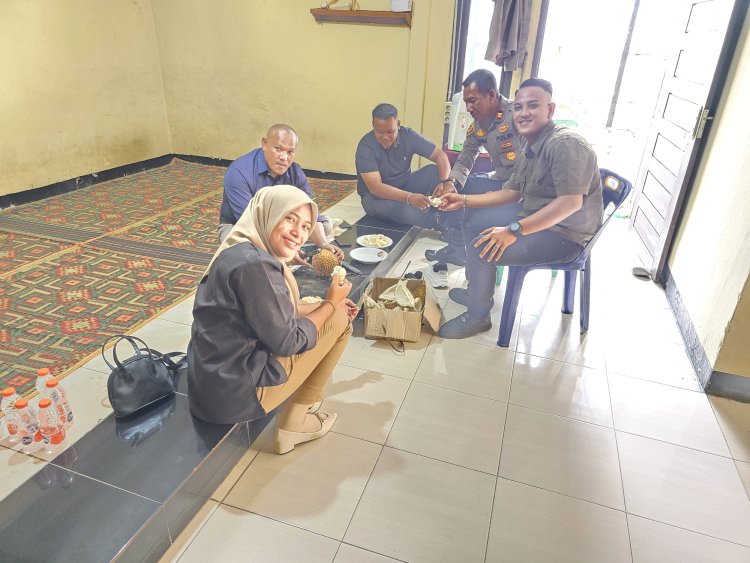 Makan Durian Bareng Wartawan, Kapolsek Keumala Perkuat Silaturahmi