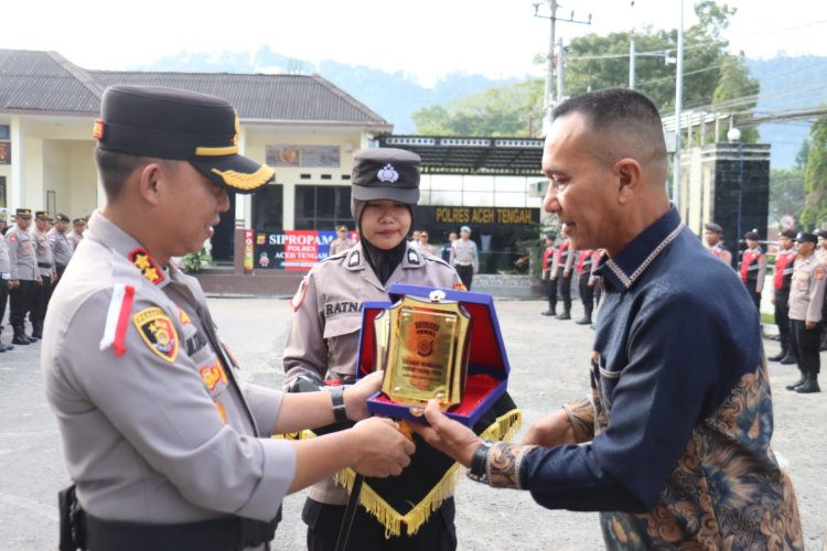 Kapolres Aceh Tengah Pimpin Apel Pemberian Penghargaan Personel dan Purna Bakti