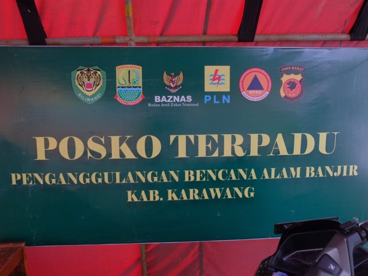 Polri “All Out” Evakuasi, Hadirkan Randurlap dan Patroli Kesehatan Door to Door untuk Korban Banjir Karawang