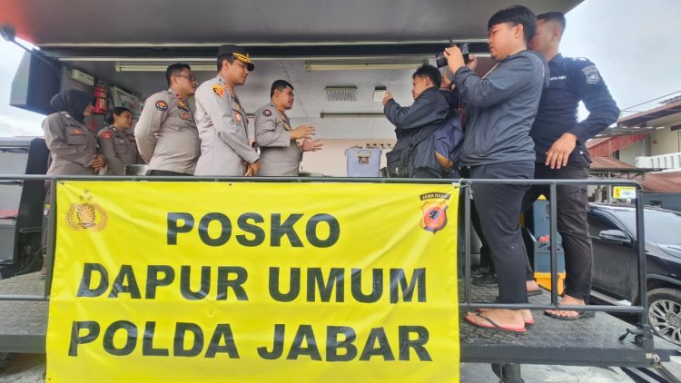 Polda Jabar Pastikan Makanan Aman Dikonsumsi bagi Warga Terdampak Banjir di Karawang