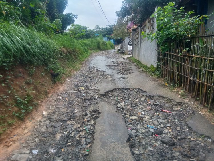 Pihak Pendidik MengeluhJalan Menuju SMPN 3 Jasinga Rusak Parah      