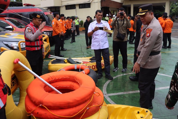 Banjir Rendam Sejumlah Ruas Jalan Jakarta, Brimob–Lantas–Polair PMJ Bergerak Cepat, Polri Siagakan 128.247 Personel Secara Nasional