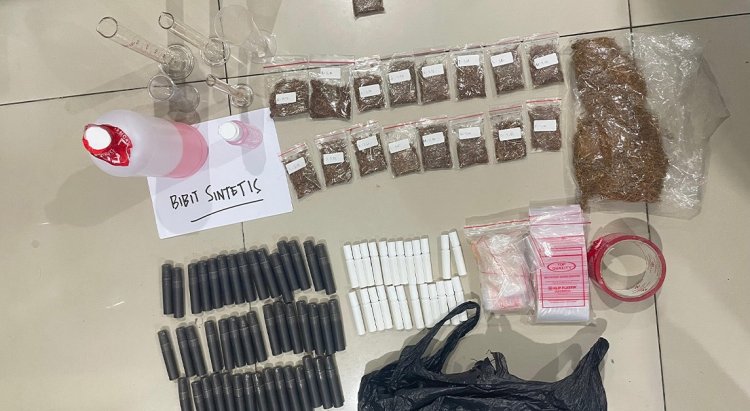 ‎Polda Metro Bongkar Clandestine Lab Tembakau Sintetis di Kedoya, Potensi Produksi Capai Rp5 Miliar