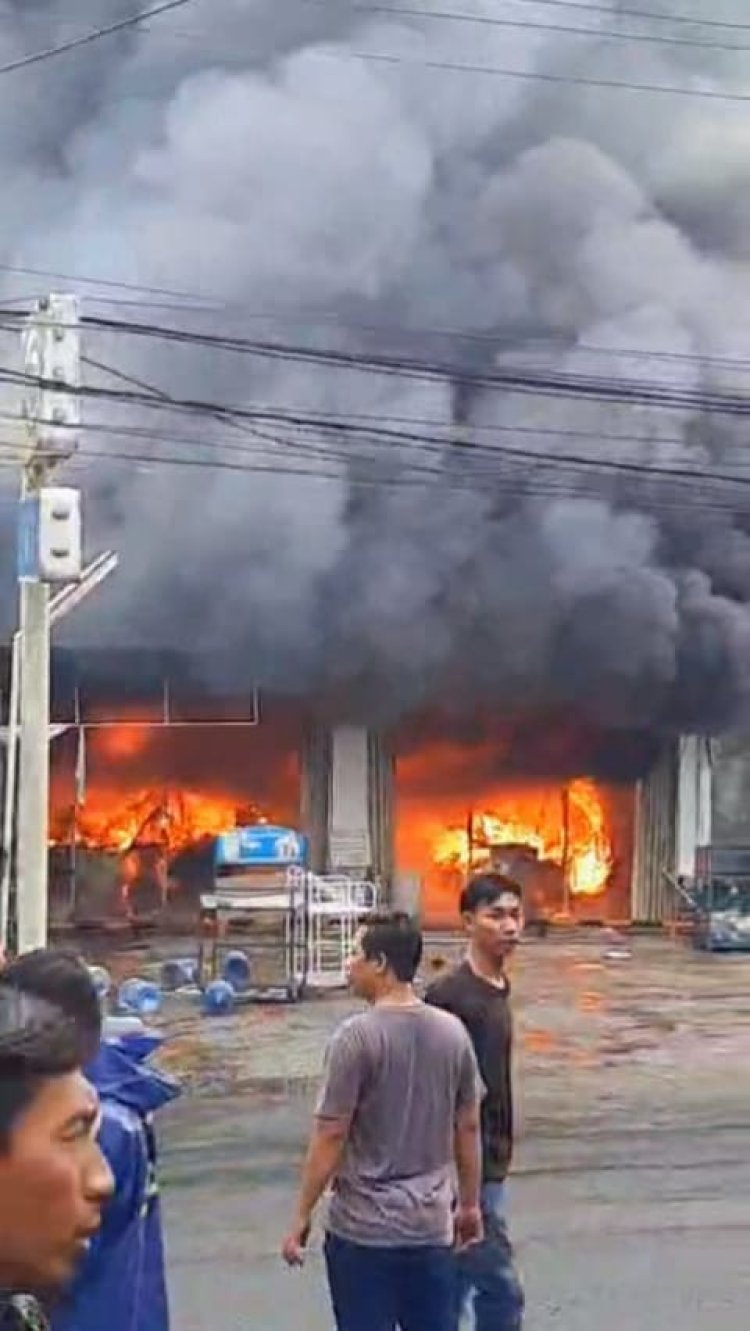 Si Jago Merah Mengamuk di Tengah Musim Hujan, Gerai Indomaret di Depan Gerbang Pemda Way Kanan Terbakar