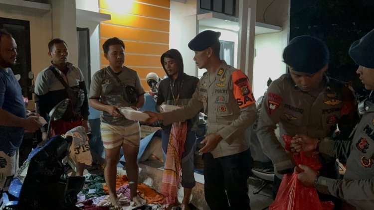 ‎Batalyon D Pelopor SatBrimob Polda Metro Jaya Terjunkan Tim Dapur Lapangan untuk Korban Banjir
