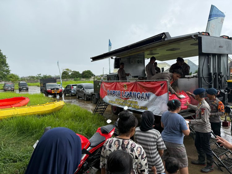 ‎Tim SAR dan Dapur Lapangan Brimob Salurkan Bantuan Makanan bagi Warga Terdampak Banjir di Sukamekar