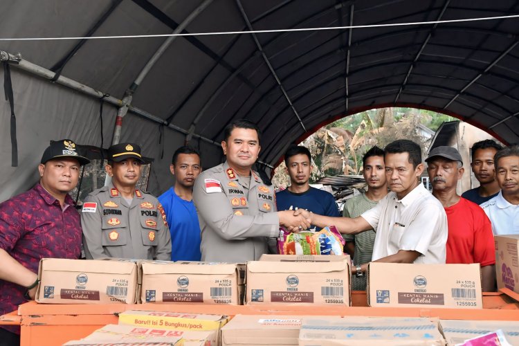 Wujud Kepedulian, Kapolres Aceh Timur Serahkan Bantuan untuk Korban Kebakaran di Peunaron