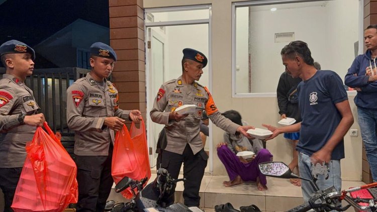 ‎Banjir Rendam Sukamekar Bekasi, Batalyon D Sat Brimob PMJ Dirikan Dapur Lapangan untuk Warga
