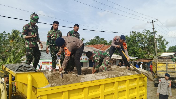 ‎Tim SAR Brimob Bantu Penanganan Tanggul Jebol di Muara Gembong Bekasi