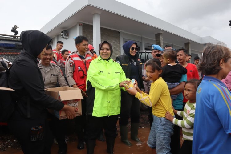 ‎Irjen Pol. Asep Edi Suheri Salurkan Bantuan Kemanusiaan Kepada Warga Terdampak Banjir Kabupaten Bekasi