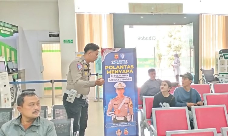 ‎Upaya Mendekatkan Pelayanan, Satlantas Polres Sukabumi Gelar Program Polantas Menyapa di Samsat Cibadak