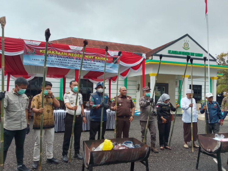 Kejaksaan Negeri (Kejari) Way Kanan melaksanakan kegiatan Pemusnahan Barang Bukti Tindak Pidana Umum yang Telah Mempunyai Kekuatan Hukum Tetap (inkracht)