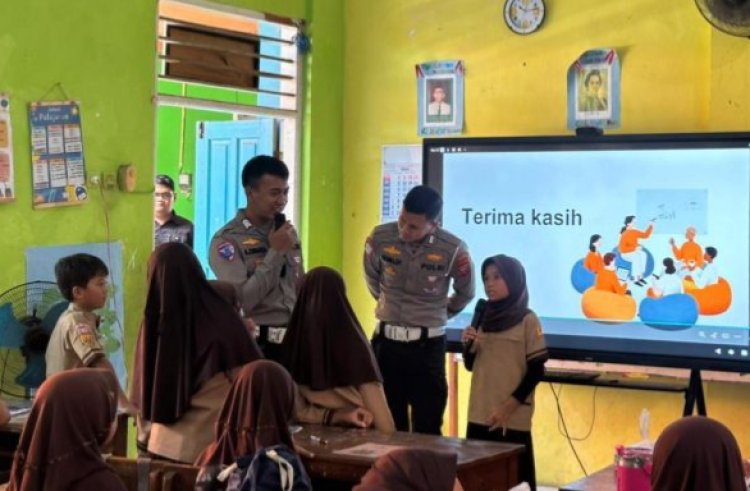 ‎Satuan Lalu Lintas Polres Cirebon Kota Gelar Police Goes to School di SD Negeri 1 Pegajahan