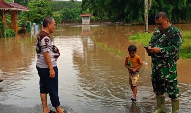 Hujan Deras Guyur Way Kanan, Camat Negeri Agung Tinjau Pemukiman yang Terendam Banjir