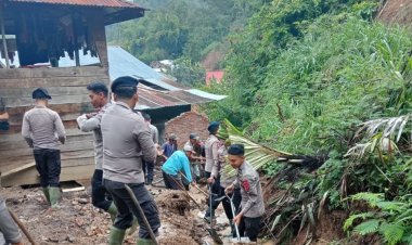 Wujud Kepedulian Pascabencana, Polri Aceh Tengah Gotong Royong Bersihkan Drainase Kampung Atu Singkih