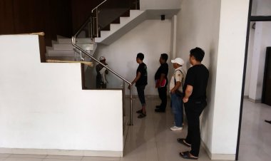 Tak Terima Diklakson, Pemotor Rusak Spion Mobil di Tangsel