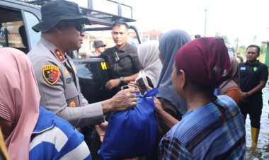 Kapolda Metro Jaya Bagikan Sembako ke Warga Terdampak Banjir di Muara Gembong