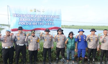 Ditpolairud Polda Metro Jaya Relokasi 12 Kapal Perikanan Mangkrak di Muara Angke