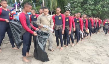 Pusdik Brimob Gelar Aksi Bersih Pantai Pasir Putih Situbondo, Tindak Lanjuti Arahan Presiden RI