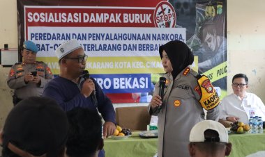 Perangi Narkotika Kampung Kavling, Kapolres Metro Bekasi Turun Langsung Berikan Edukasi dan Berikan 300 Paket Sembako Kepada Warga dan Tokoh Lingkungan