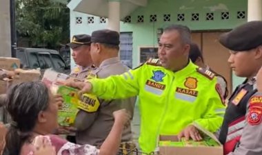 Kapolres Cirebon Kota Salurkan Bantuan Makanan Untuk Warga Terdampak Banjir di Desa Klayan, Gunungjati