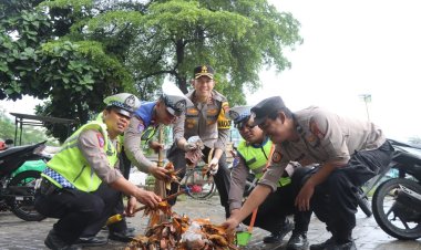 Kebersamaan di Pasar Babakan: TNI-Polri dan Warga Kompak Bersih-bersih Lingkungan