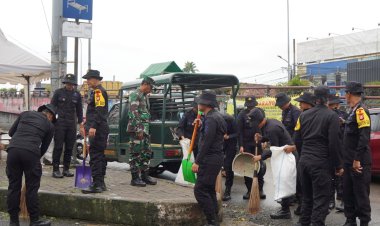 Aksi Bersih-bersih TNI-Polri dan Warga Warnai Program "Jaga Jakarta Bersih" di Ciputat, Tangerang Selatan.