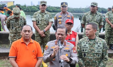 Kompak, TNI-Polri-Warga Jakarta bersih-bersih Waduk Cincin Papanggo; Pangdam dan Kapolda Turun Langsung.
