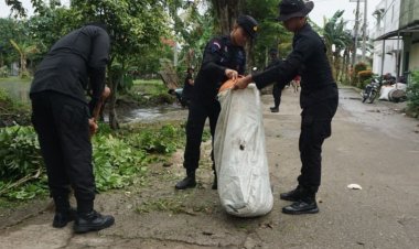 Brimob Metro Jaya Bersama Warga Gelar Aksi "Jaga Jakarta Bersih" di Cikarang Pusat, Kab. Bekasi