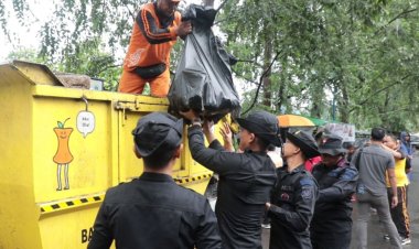 Detasemen Gegana Satbrimob PMJ Gelar “Jaga Jakarta Bersih” di Kali Grogol, Palmerah