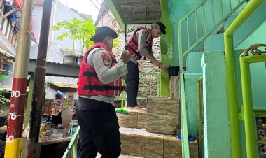 Jelang Ramadhan, Dit Samapta Polda Metro Jaya Bersih-bersih Mushola Terdampak Banjir Di Jaktim