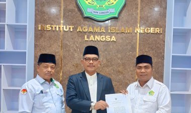 Rektor IAIN Langsa Serahkan Izin Program Doktor ke Plt. Direktur Pascasarjana