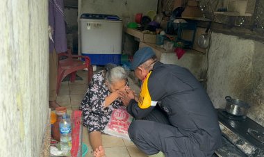 ‎Brimob Hadir di Tengah Warga, Program “Jumat Peduli” Bantu Masyarakat Sukamakmur