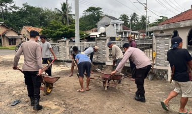 Sambut Bulan Suci Ramadhan 1447, Polsek Blambangan Umpu dan Warga Gotong Royong di Masjid Baitul Muttaqin