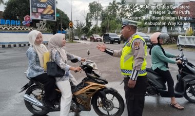 Ciptakan Kamseltibcar di Bulan Ramadhan, Satlantas Polres Way Kanan Gatur Lalin di Simpang 4 Negeri Baru
