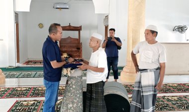 Wujud Kepedulian di Bulan Ramadan, Kasat Reskrim Polres Nagan Raya Salurkan Ambal dan Sajadah Imam