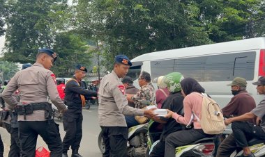 Brimob Polda Metro Jaya Berbagi Takjil, Pengguna Jalan di Ciputat Sambut Hangat