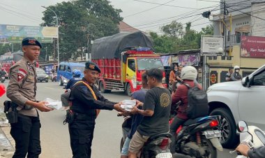 ‎Brimob Polda Metro Jaya Berbagi Takjil, Pengguna Jalan di Ciputat Sambut Hangat