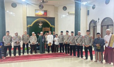 ‎Personel Kompi 4 Batalyon D Pelopor Laksanakan Sholat Tarawih Keliling di Masjid Jami Al-Hasanah Tegaldanas